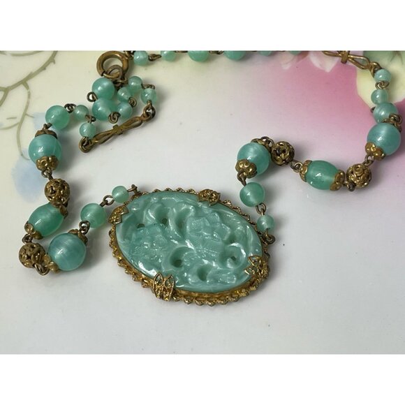 Vintage 1930s Green Molded Peking Glass Beaded Pendant Uranium Beads - Picture 10 of 16